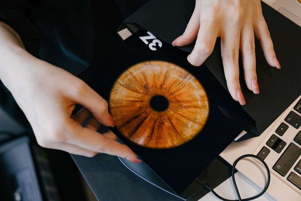 фотография зрачка европейский оптика.jpg